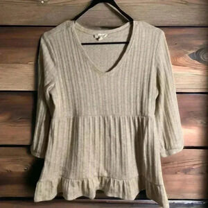 Como Vue size medium tan v-neck lightweight sweater with ruffled bottom.